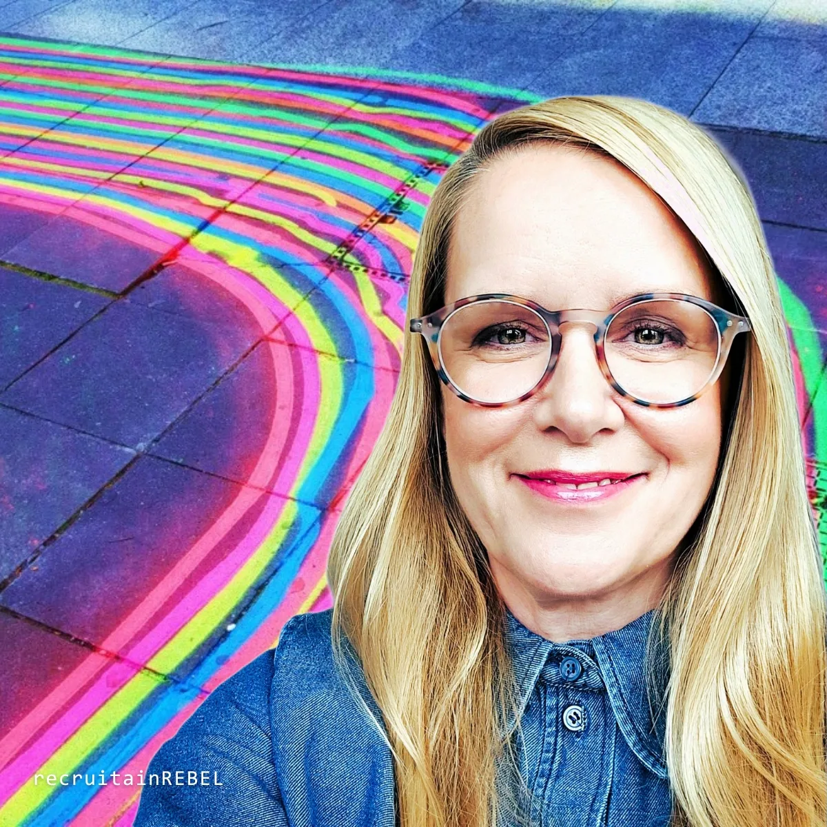 Christiane Warmuth vor regenbogenfarbenen Linien, daneben der Schriftzug recruitainREBEL