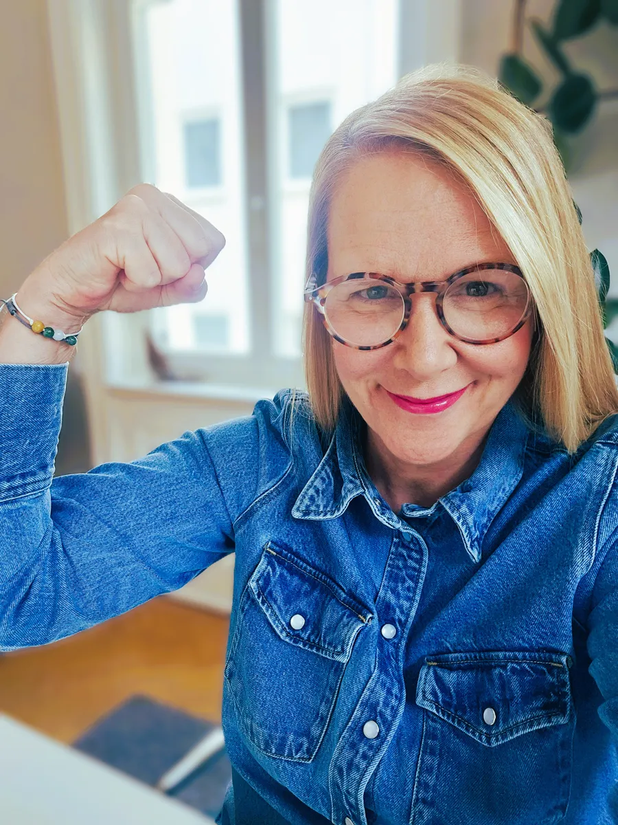 Christiane Warmuth zeigt lachend ihren angespannten Bizeps